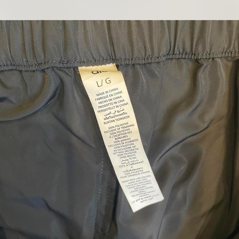 ALO Yoga Men's Dark Cargo Pants - Picture 4 of 6
